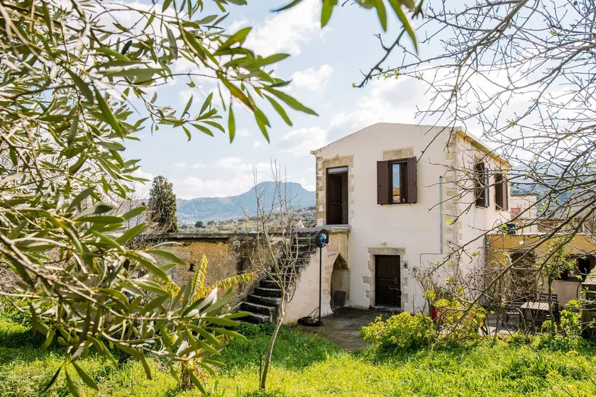 Traditional Cretan house close to beach & Chania - Image 1