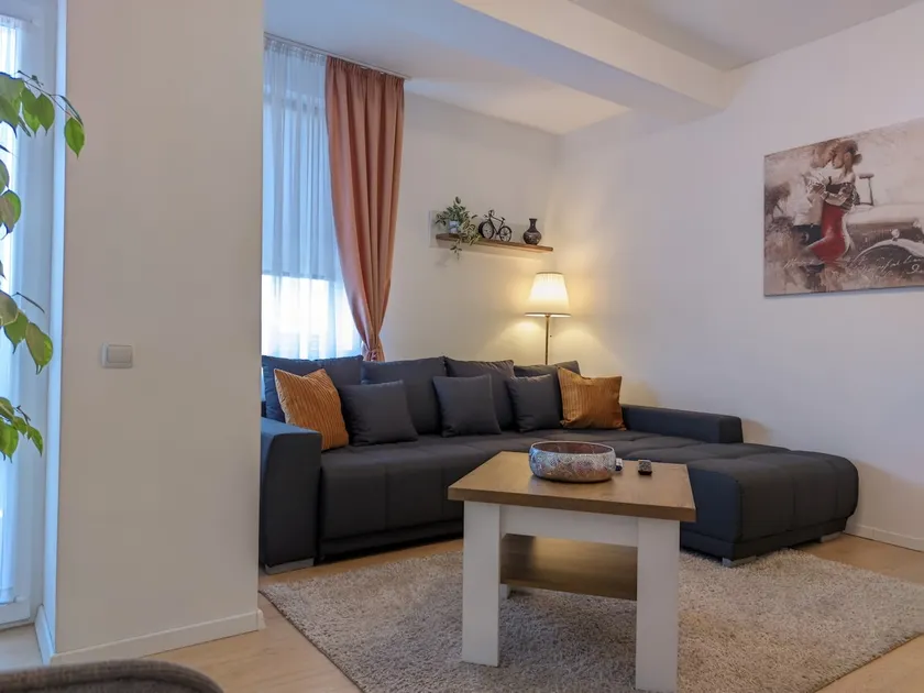 Stylish Sunrise Apartment - Balcony & Parking - Image 1