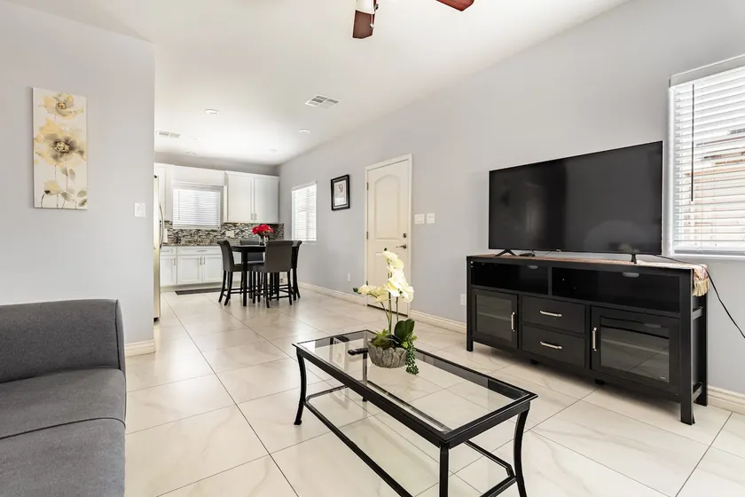 Modern Guest House in Phoenix/Biltmore Area - Image 1