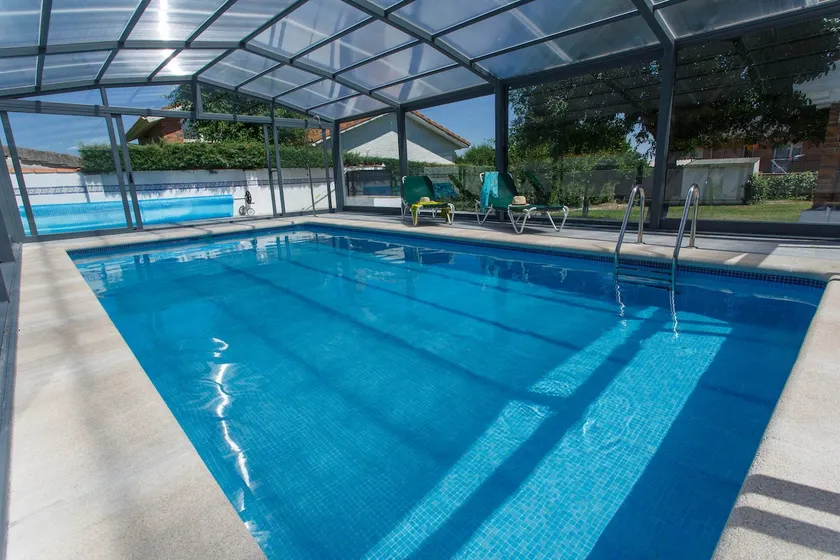 Rural house with heated pool in La Cabrera - Image 1