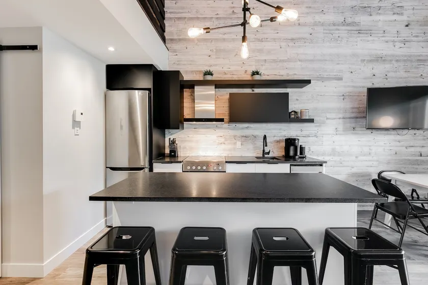 Charming redesigned condo-10 Minutes from Mountain - Image 1
