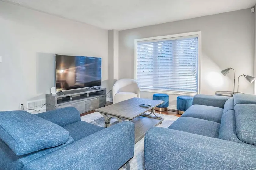 Stylish 4BR Home 20 Mins from YYZ - Image 1
