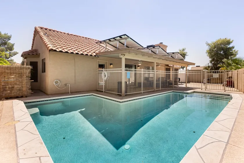 Glendale Treasure, Prime Location, Large Pool. - Image 1