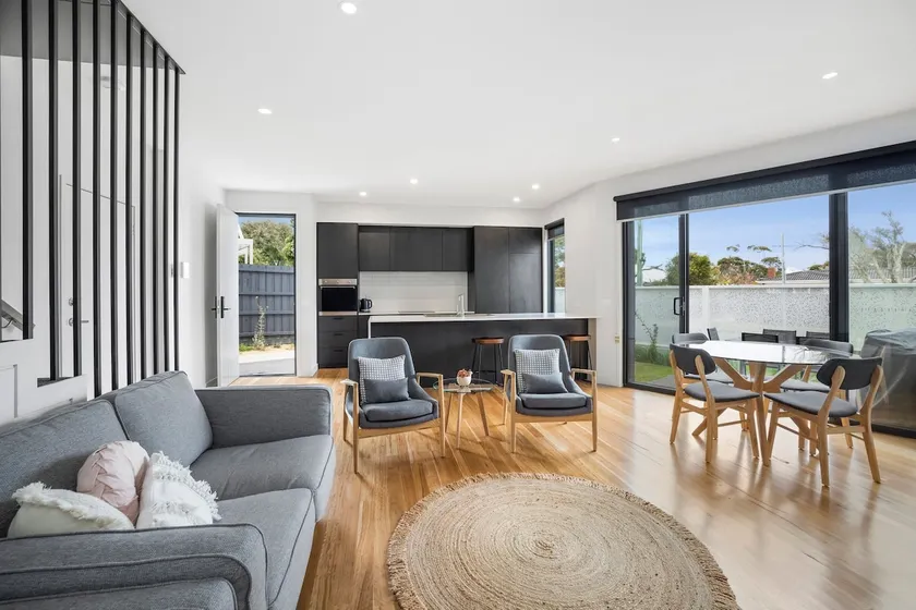 Surf Central Townhouse - Walk to Beach and Shops - Image 1