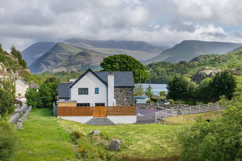 Arlyn, Padarn Lake Viewpoint in Snowdonia - Image 1