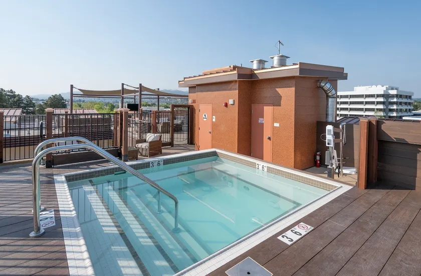 Hot Tub and Garage Downtown - Image 1