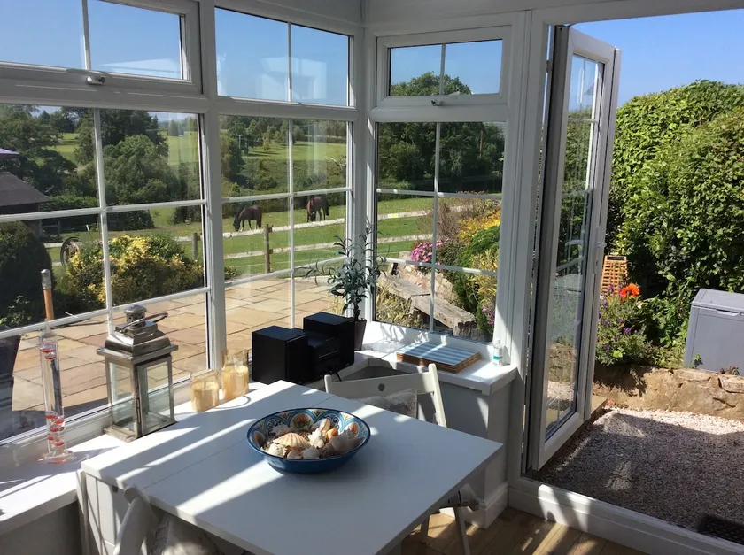 Ty Bach, 1 bedroom home with hot tub and views - Image 1