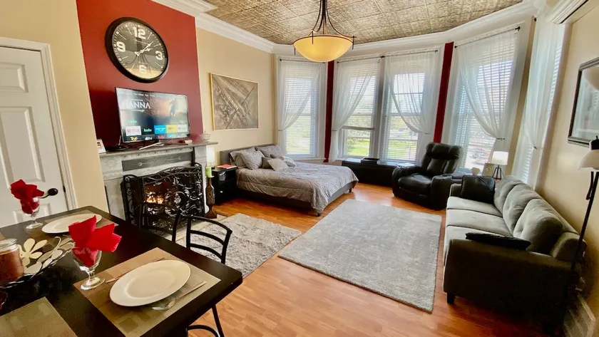 Gorgeous Studio with Balcony, City & Park View - Image 1