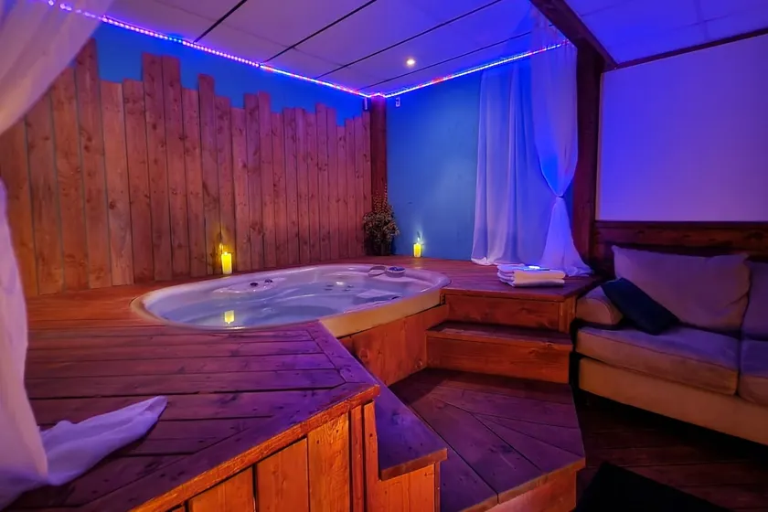 Small very private studio, with indoor spa. - Image 1