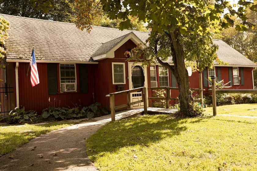 Spacious 2BR Norwich Cottage with seasonal pool - Image 1