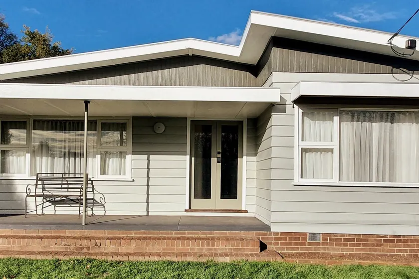 Cosy Mid-Century home, Central, Off Street Parking and Fur Baby Friendly - Image 1