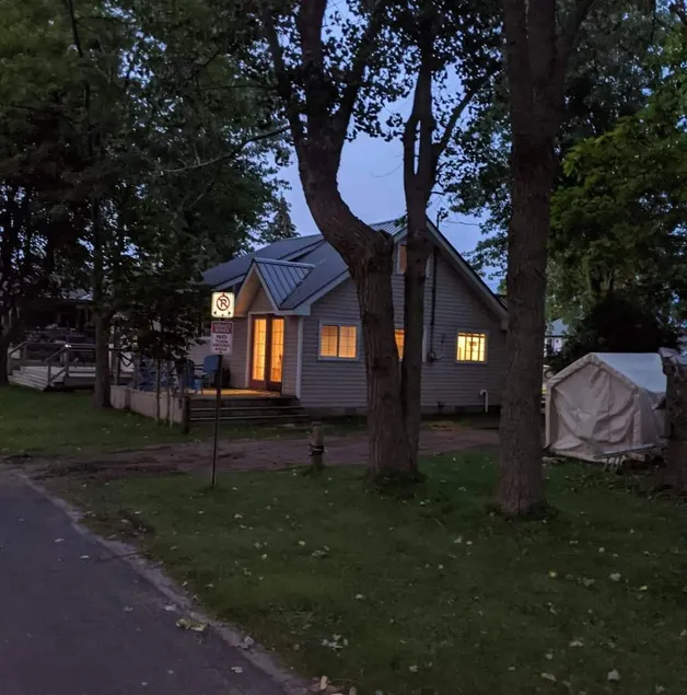 The LayZee Cottage: Quiet, Cozy Spot in Long Point - Image 1