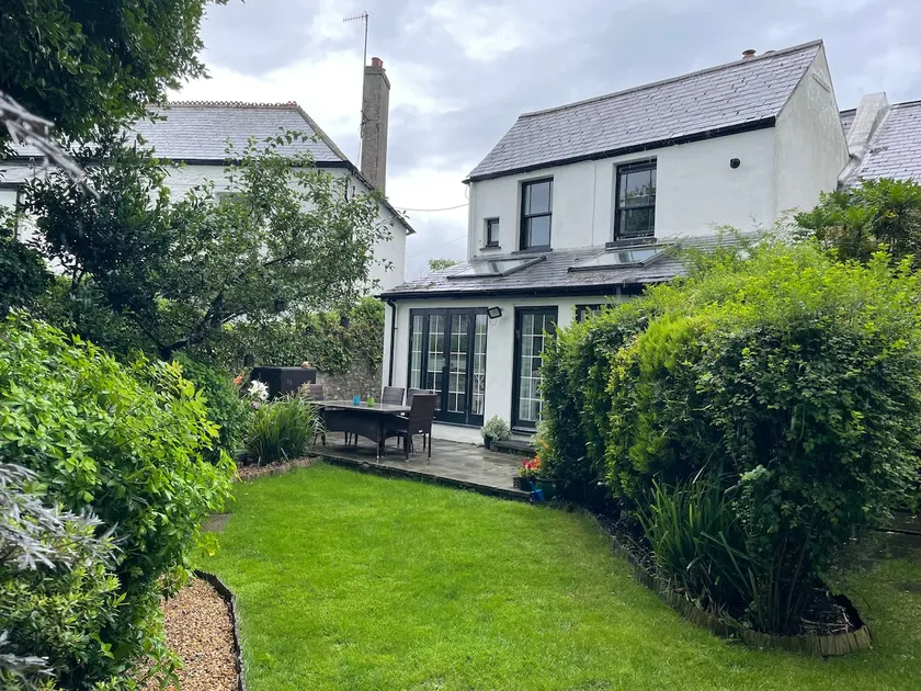 Lovely cottage, log fire & garden close to beach - Image 1