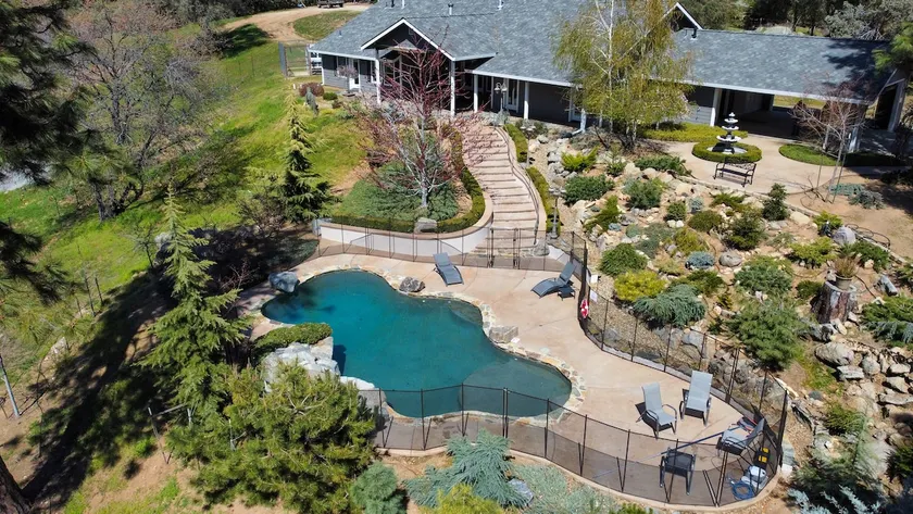 Family Getaway Near Yosemite | Pool, Games&PoolTab - Image 1