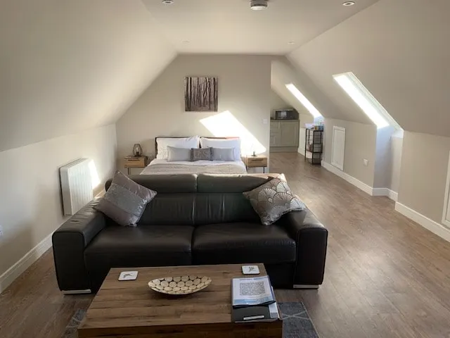 Lincs self-contained flat in extensive gardens - Image 1