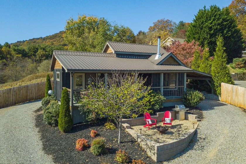Shayne’s Sanctuary -Small house with BIG features! - Image 1