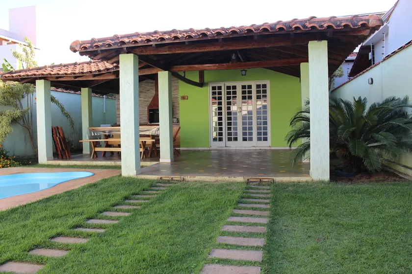 House with pool inside the city in Alterosa - Image 1