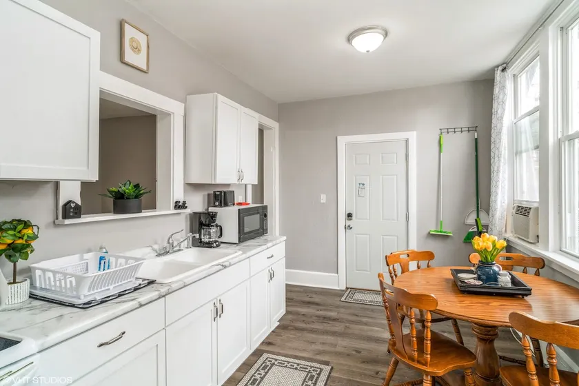 Indianola 1 Bedroom Apartment Near Town Square - Image 1