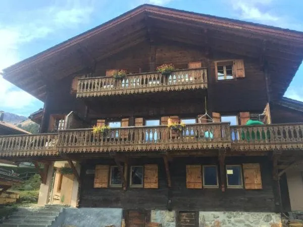 Le Vieux Chalet - ground floor apartment, sleeps 7 - Image 1