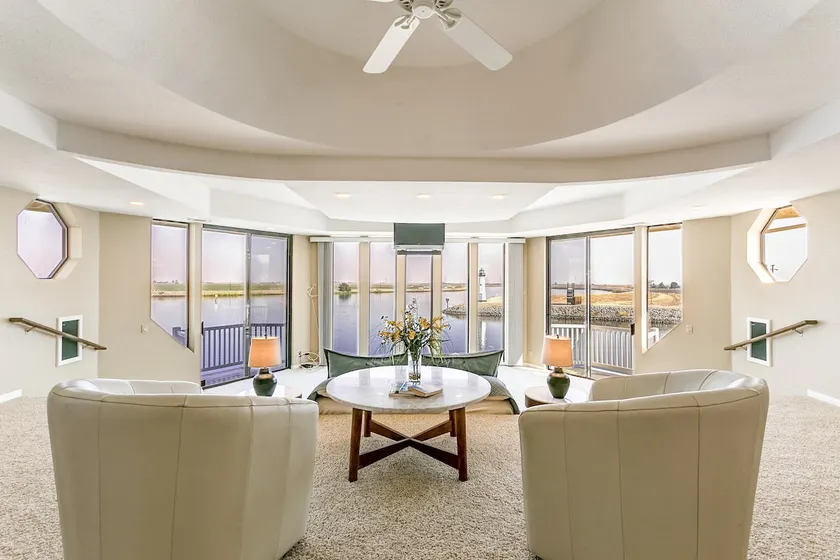 Lighthouse Holiday Home in Discovery Bay - Image 1