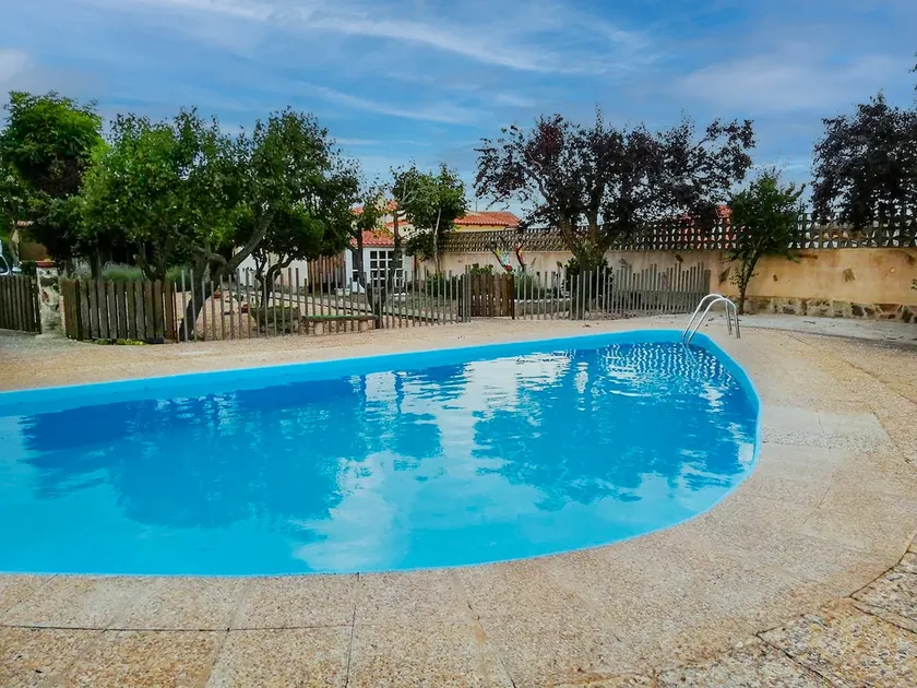 Rustic house with a garden and private pool - Image 1