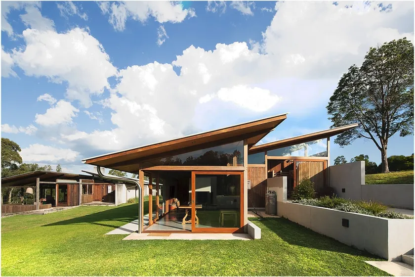 2 separate houses one property lake views - Image 1