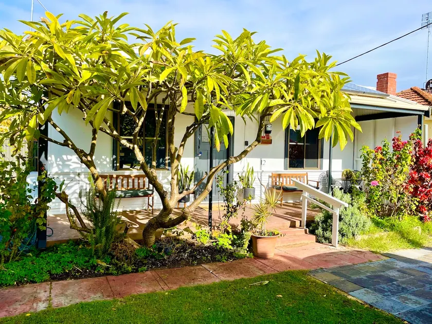 Charming 100 year old cottage - Walk everywhere! - Image 1