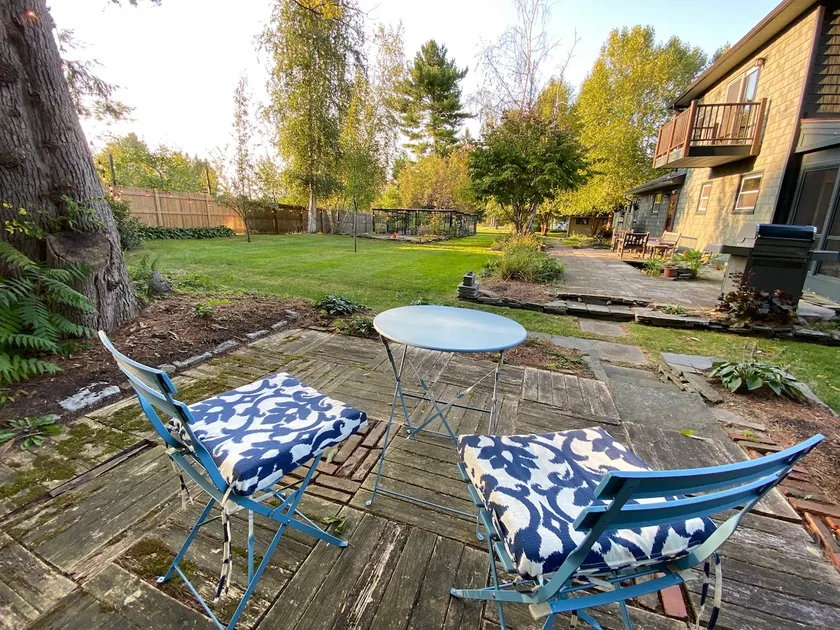 Lovely 3 Bdrm Retreat with Beautiful Backyard - Image 1