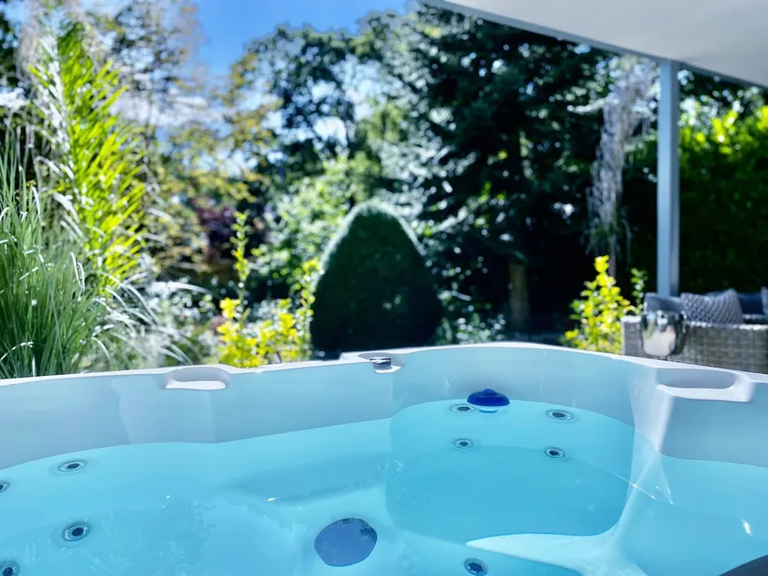 Garden Retreat w/Hot Tub – Sandbanks Beach 15 mins - Image 1