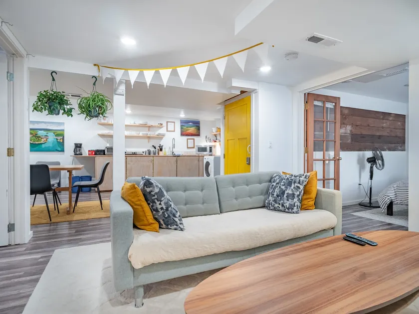 Bright, Clean & Spacious 2 Bed apt. Pets Welcome! - Image 1