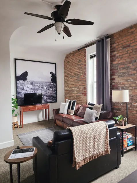 Vintage Brick Apt On Historic Square - Image 1