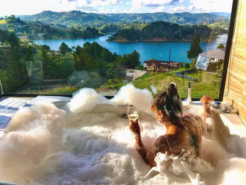 With a jacuzzi on the balcony and a beautiful lake view - Image 1