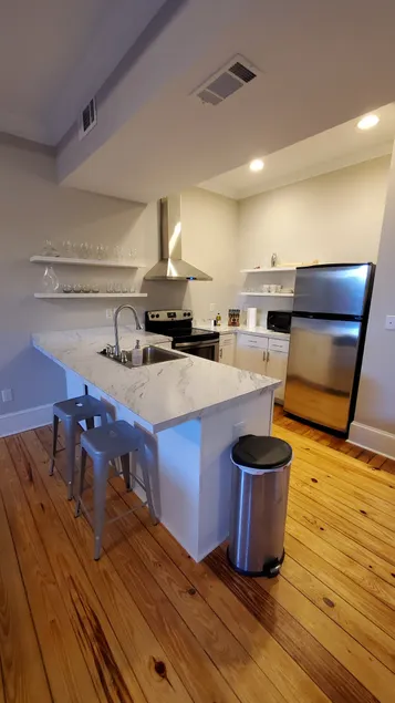 Walk to Bars/Restaurants 2BD 2 Full Bath - Image 1
