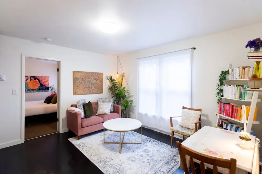 Central-Location 1bd/1b Renovated w/ Washer&Dryer - Image 1
