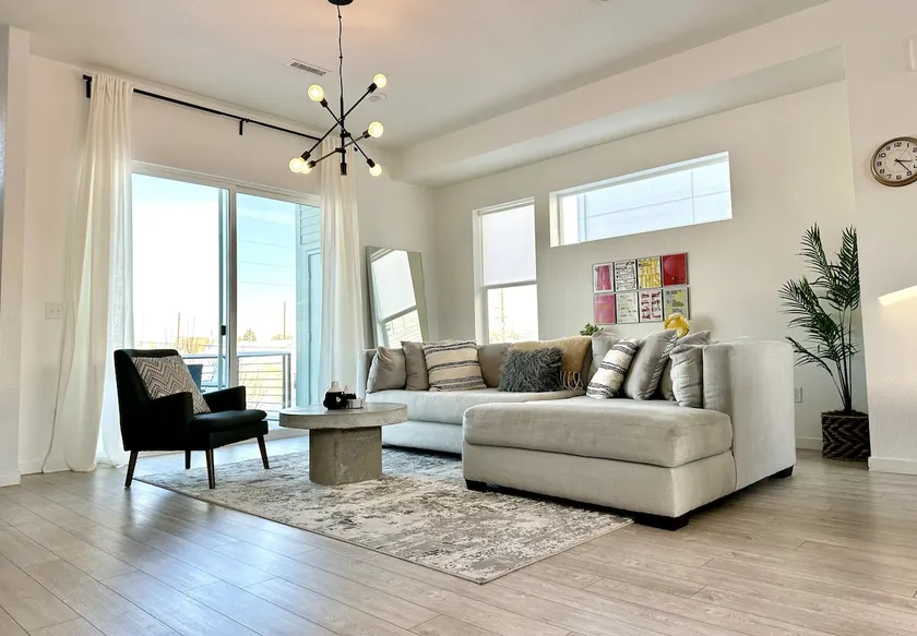 Spacious Townhome: 10 min to Downtown w Garage - Image 1