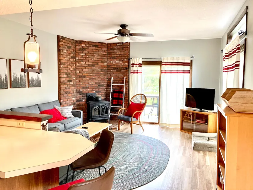 Expansive dog friendly lakeview rental at Eastman - Image 1