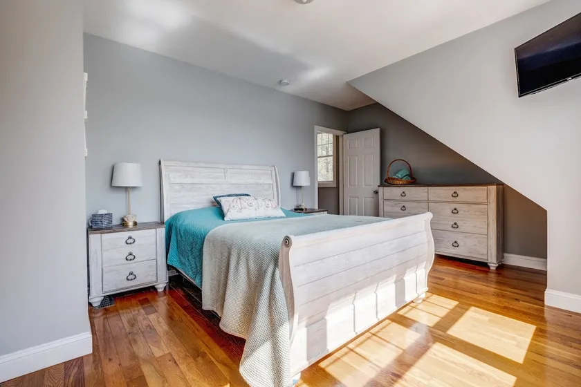 NEW Lakeside Cottage escape stunning views & Dock - Image 1