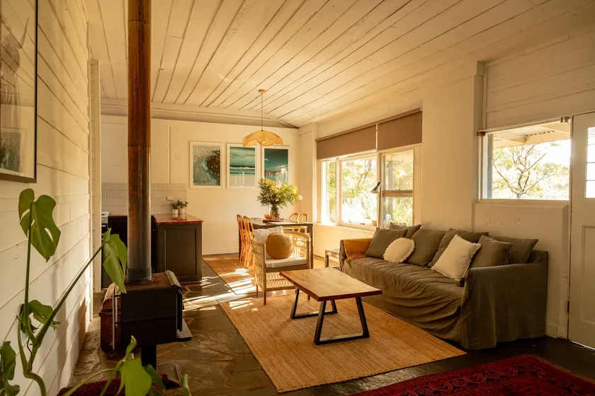 Cosy cottage w/ Onsite dining & Woodfire stove - Image 1