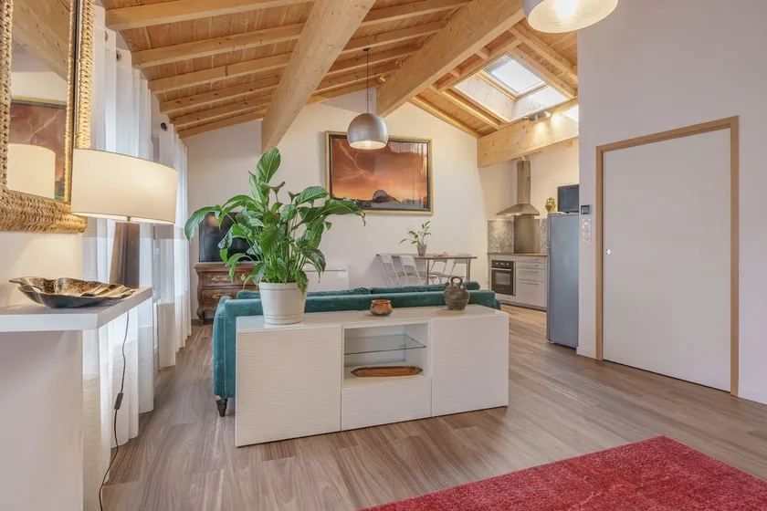 Cozy & contemporary 2 bedroom apartment - Image 1