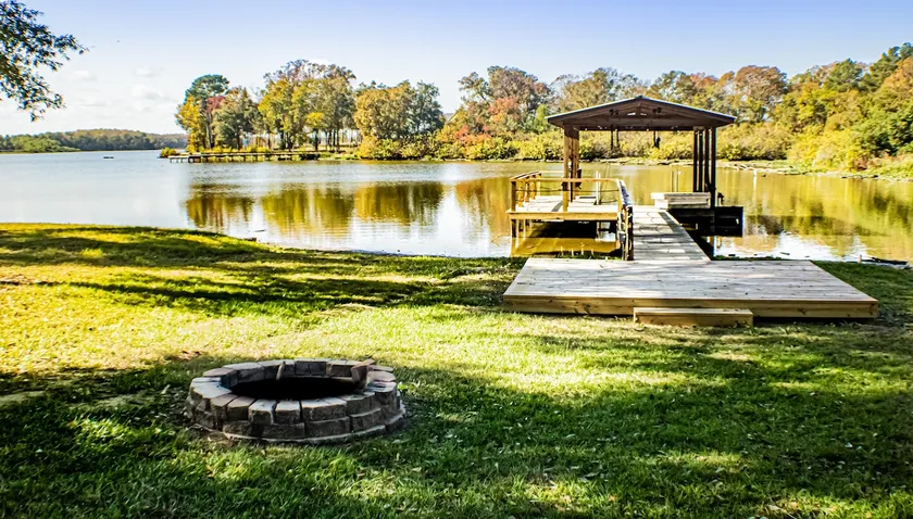 Waterfront Oasis: Private Dock & Stunning Views - Image 1