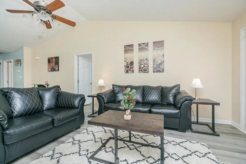 Stylish Town Home in Great Neighborhood - Image 1