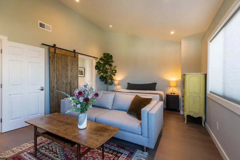 Bayside Refuge: Views, Free Parking, Backyard - Image 1