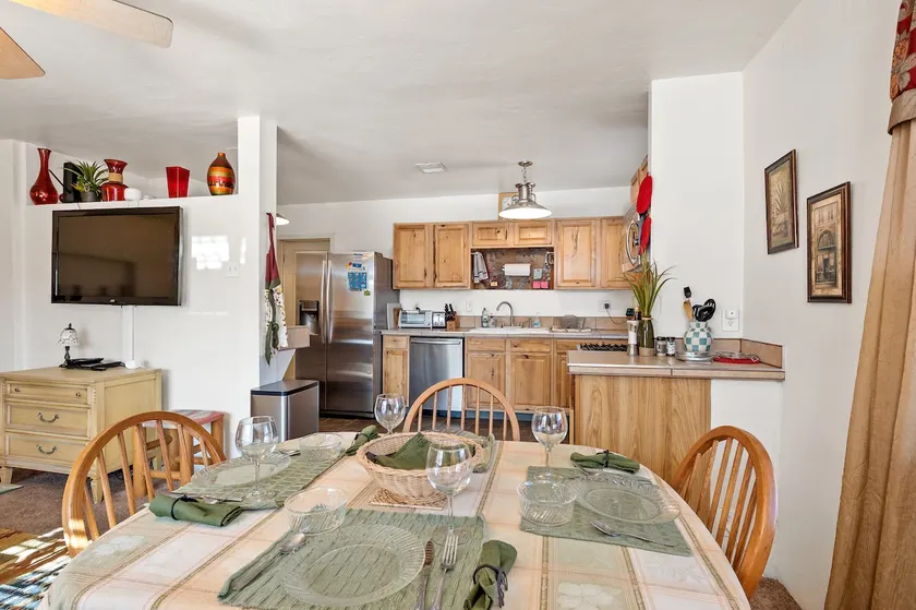 Fenced and Equipped! 2 desks, stocked kitchen! - Image 1