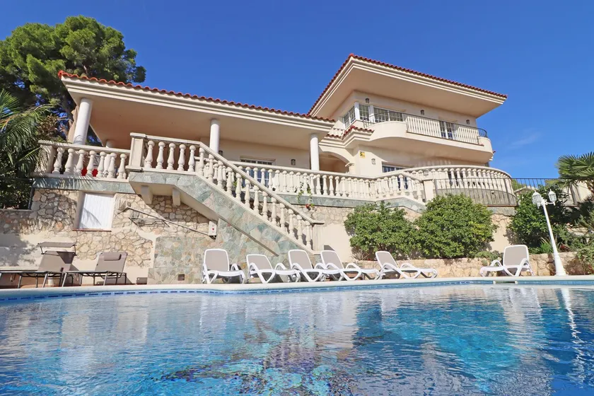 Beautiful holiday villa in Calafell with private pool - Image 1