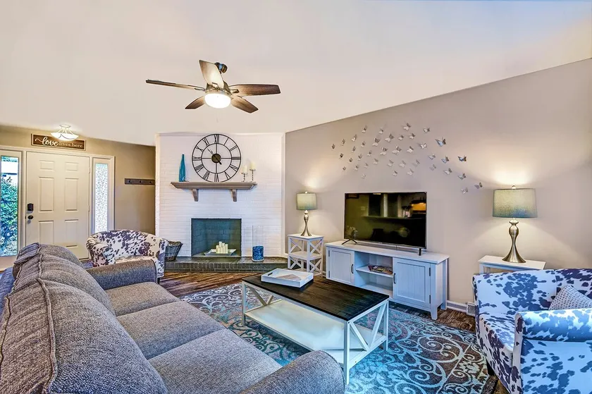 Open Floorplan w/King bed in Great Neighborhood - Image 1
