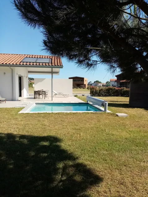 90 m2 villa with pool, on the edge of the forest - Image 1