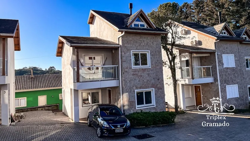 Triplex house with 3 suites, in a gated community in downtown Gramado. - Image 1