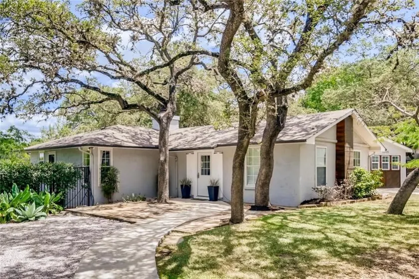 Private pool walking distance to Lake Travis - Image 1