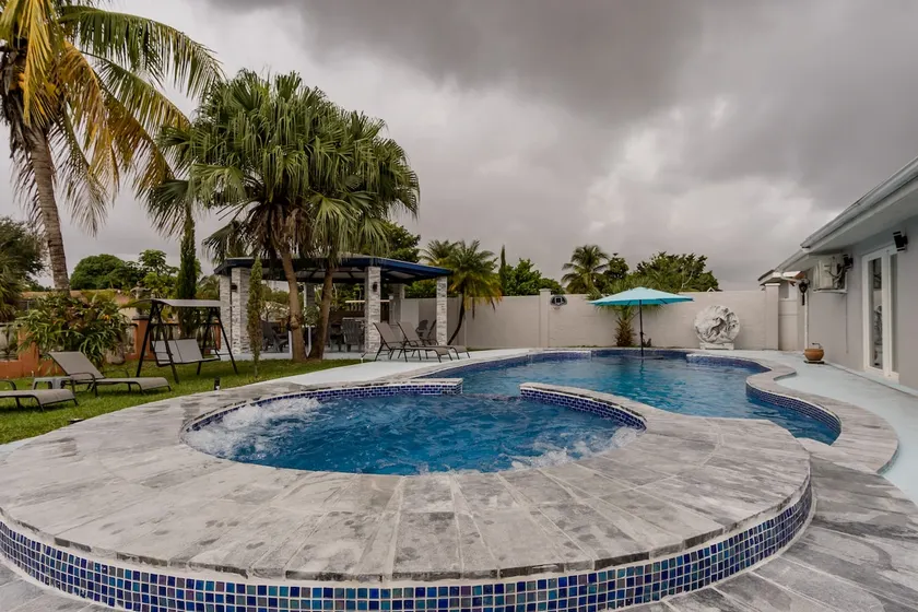 LUXURIOUS HOUSE WITH BEAUTIFUL POOL(HEATER INCLUID - Image 1