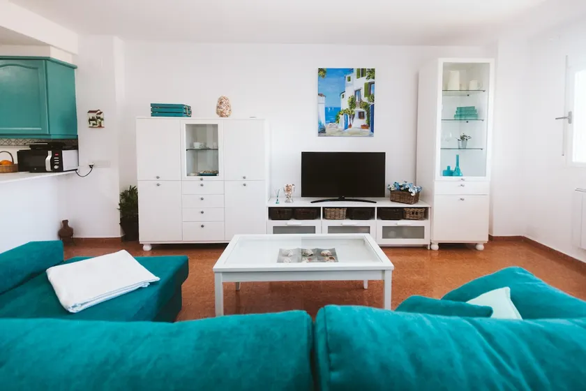 Beach 2 min walk, pool, and private parking - Image 1